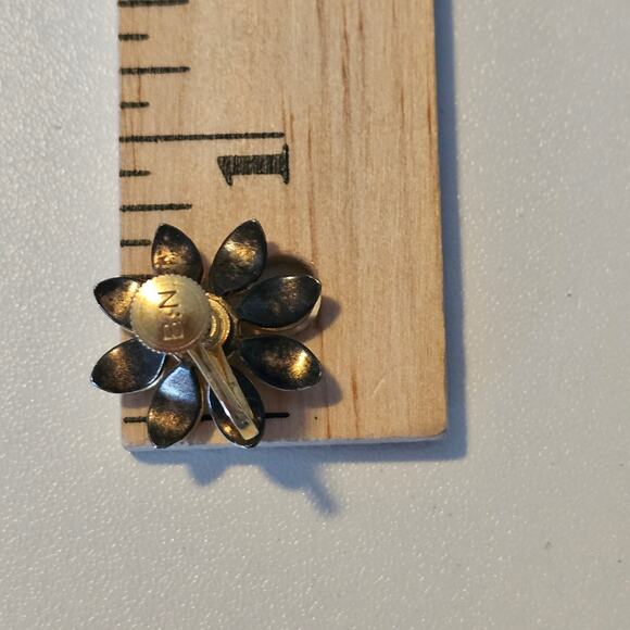 Vintage Bugbee & Nile White Floral & Gold Screwback Earrings - Picture 3 of 6